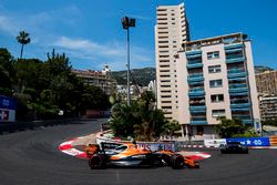 Jenson Button, McLaren MCL32, chases Pascal Wehrlein, Sauber C36-Ferrari, on the opening lap