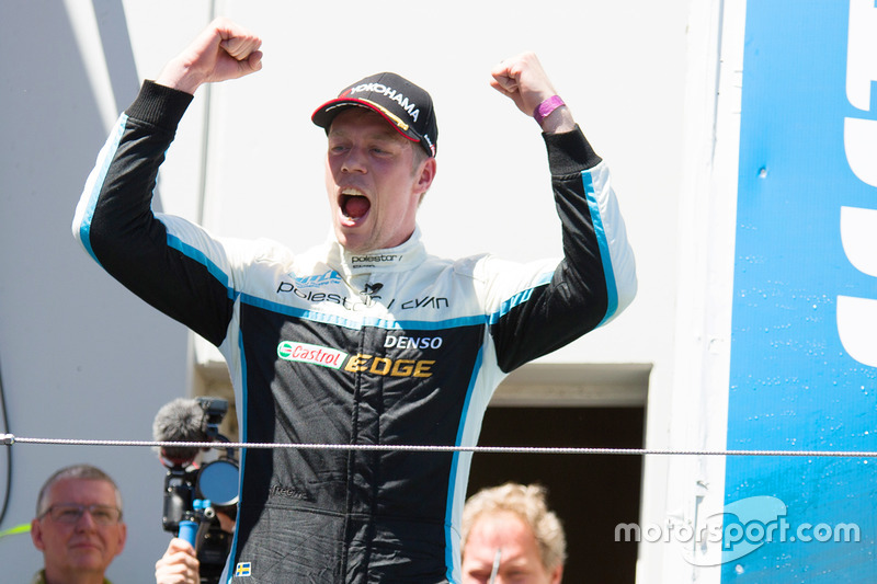 Ganador de la carrera Nicky Catsburg, Polestar Cyan Racing, Volvo S60 Polestar