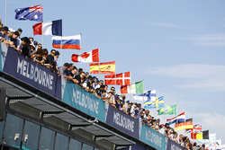 Fans auf dem Dach der Boxen
