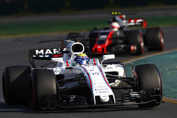 Felipe Massa, Williams FW40, y Kevin Magnussen, Haas F1 Team VF-17