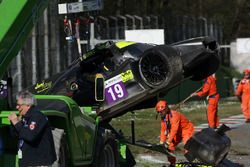 El coche #19 M.Racing - YMR, Norma M 30 - Nissan: Gwenael Delomier después del fuerte choque