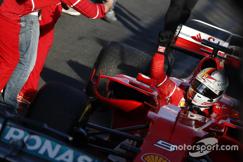 Sebastian Vettel, Ferrari SF70H, 1° classificato, festeggia all'arrivo nel Parco Chiuso