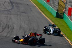 Max Verstappen, Red Bull Racing RB13, Lewis Hamilton, Mercedes AMG F1 W08