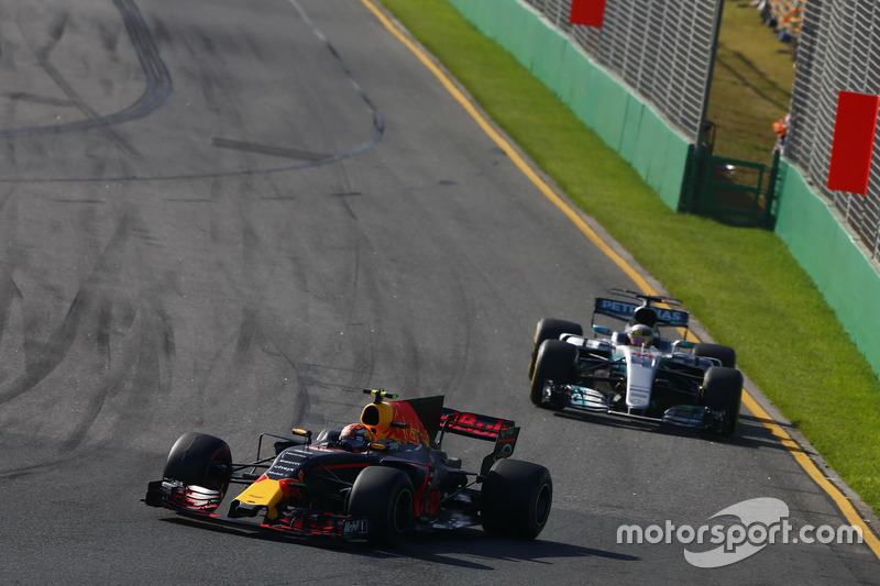 Max Verstappen, Red Bull Racing RB13, leads Lewis Hamilton, Mercedes AMG F1 W08