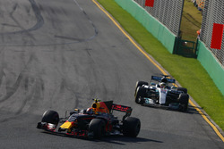 Max Verstappen, Red Bull Racing RB13, leads Lewis Hamilton, Mercedes AMG F1 W08