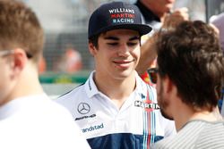 Lance Stroll, Williams, con Fernando Alonso, McLaren