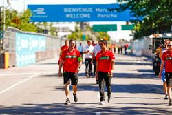 Lucas di Grassi, ABT Schaeffler Audi Sport, cammina lungo il circuito