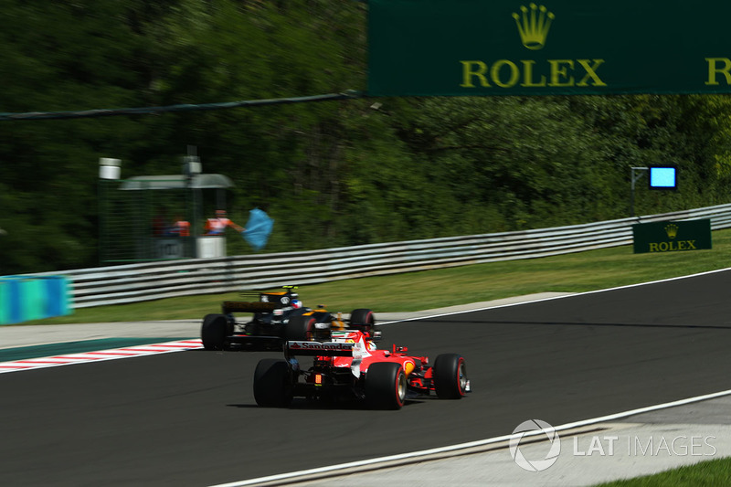 Jolyon Palmer, Renault Sport F1 Team RS17, Sebastian Vettel, Ferrari SF70-H and bue flags