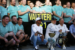 Lewis Hamilton, Mercedes AMG F1, Race winner Valtteri Bottas, Mercedes AMG F1, Tony Ross, Race Engin