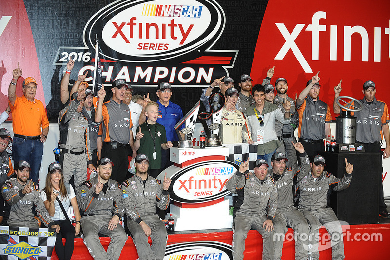 Ganador de la carrera y Campeón 2016 Daniel Suárez, Joe Gibbs Racing Toyota