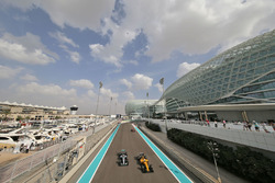 Lewis Hamilton, Mercedes AMG F1 W07 Hybrid con Kevin Magnussen, Renault Sport F1 Team RS16