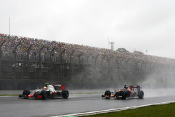 Esteban Gutierrez, Haas F1 Team VF-16 and Daniil Kvyat, Scuderia Toro Rosso STR11