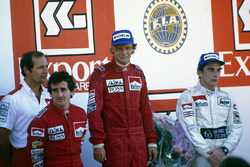 Podium : le second Alain Prost, McLaren MP4/2-TAG Porsche, le vainqueur et champion du monde Niki Lauda, McLaren MP4/2-TAG Porsche, et le troisième Ayrton Senna, Toleman TG184-Hart, accompagnés par Ron Dennis, directeur McLaren