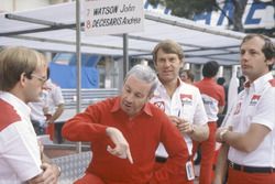 Teddy Mayer (centre), Tyler Alexander and Ron Dennis in the pits