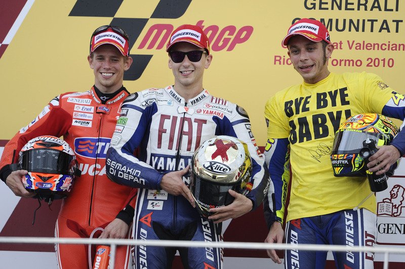 Podio: il vincitore Jorge Lorenzo, Yamaha; secondo  Casey Stone, Ducati; terzo Valentino Rossi, Yama