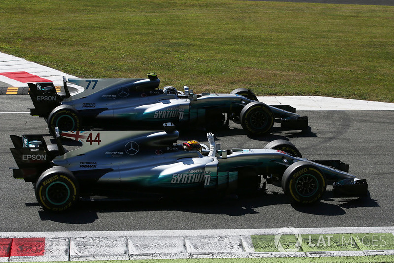 Le vainqueur Lewis Hamilton, Mercedes AMG F1 W08, deuxième place Valtteri Bottas, Mercedes AMG F1 W08