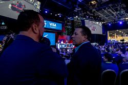 Zak Brown, PDG du Motorsport Network, regarde la course