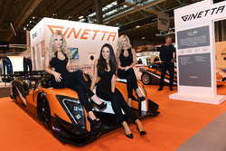 Ragazze allo stand Ginetta