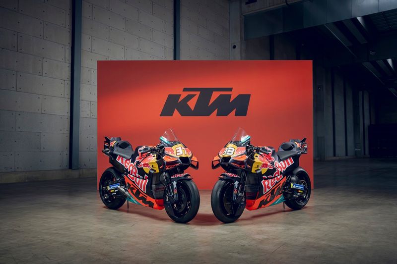 Les KTM de Pedro Acosta et Brad Binder