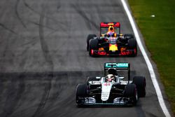 Lewis Hamilton, Mercedes AMG F1 W07 voor Max Verstappen, Red Bull Racing RB12