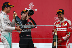 Eerste plaats Nico Rosberg, Mercedes AMG Petronas F1 W07, tweede plaats Sebastian Vettel, Scuderia F
