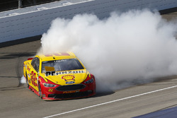 Le vainqueur Joey Logano, Team Penske Ford