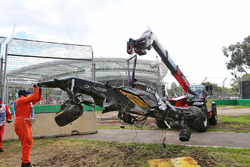 De McLaren MP4-31 van Fernando Alonso na crash