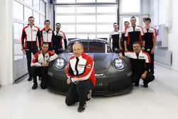 Marco Ujhasi, Porsche GT Motorsport Project Manager dan timnya in front 2017 Porsche GTE/GTLM