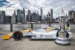 IndyCar im Design des 100. Indy 500 und die Borg-Warner-Trophy vor der Skyline von New York City