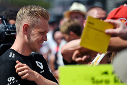 Kevin Magnussen, Renault Sport F1 Team signs autographs for the fans
