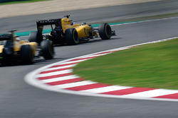 Jolyon Palmer, Renault Sport F1 Team RS16 leads team mate Kevin Magnussen, Renault Sport F1 Team RS16