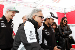 Dr. Vijay Mallya, Sahara Force India F1 Team Owner and Sergio Perez, Sahara Force India F1 play Scal