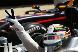 Le vainqueur Lewis Hamilton, Mercedes AMG F1 W07 Hybrid, au parc fermé