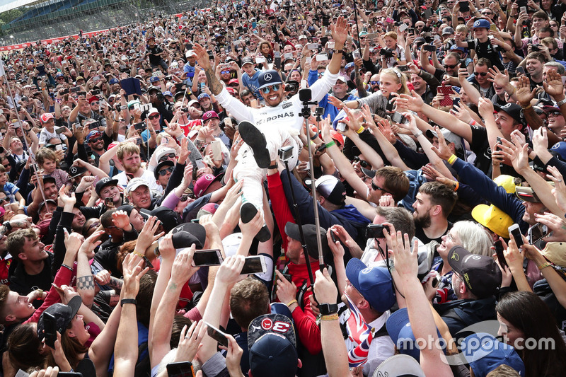 Ganador de la carrera Lewis Hamilton, Mercedes AMG F1 celebra con los fans
