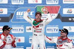 Podium: Race winner Tiago Monteiro, Honda Racing Team JAS, Honda Civic WTCC; second place Yvan Mulle