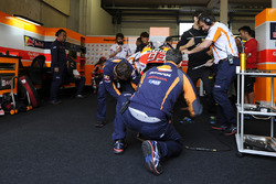 Les mécaniciens Repsol Honda préparent la seconde moto de Marc Marquez après sa chute