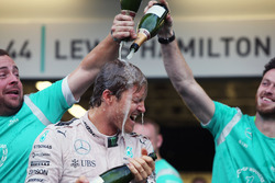 Race winner Nico Rosberg, Mercedes AMG F1 celebrates with the team
