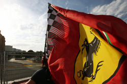 Tifoso e bandiera Ferrari