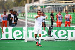 Fernando Alonso, McLaren, tijdens een 5-tegen-5 voetbalwedstrijd voor het goede doel