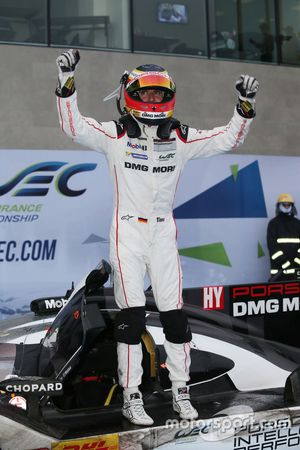 #1 Porsche Team Porsche 919 Hybrid: Timo Bernhard au parc fermé