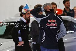 Fernando Alonso, McLaren con Carlos Sainz Jr., Scuderia Toro Rosso en el desfile de pilotos