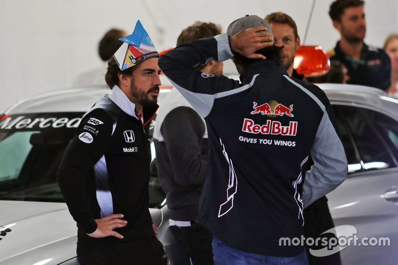 (L to R): Fernando Alonso, McLaren with Carlos Sainz Jr., Scuderia Toro Rosso on the drivers parade