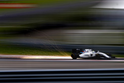 Des étincelles s'envolent de la voiture de Felipe Massa, Williams FW38