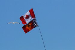 Des drapeaux du Canada et de Ferrari