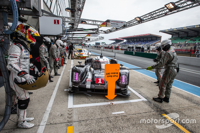 #1 Porsche Team Porsche 919 Hybrid: Timo Bernhard, Mark Webber, Brendon Hartley