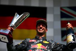 Podio: segundo lugar Daniel Ricciardo, Red Bull Racing