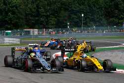 (L to R): Sergio Perez, Sahara Force India F1 VJM09 and Jolyon Palmer, Renault Sport F1 Team RS16 at the start of the race