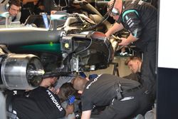 Des mécaniciens travaillent sur la Mercedes AMG F1 W07 Hybrid de Nico Rosberg