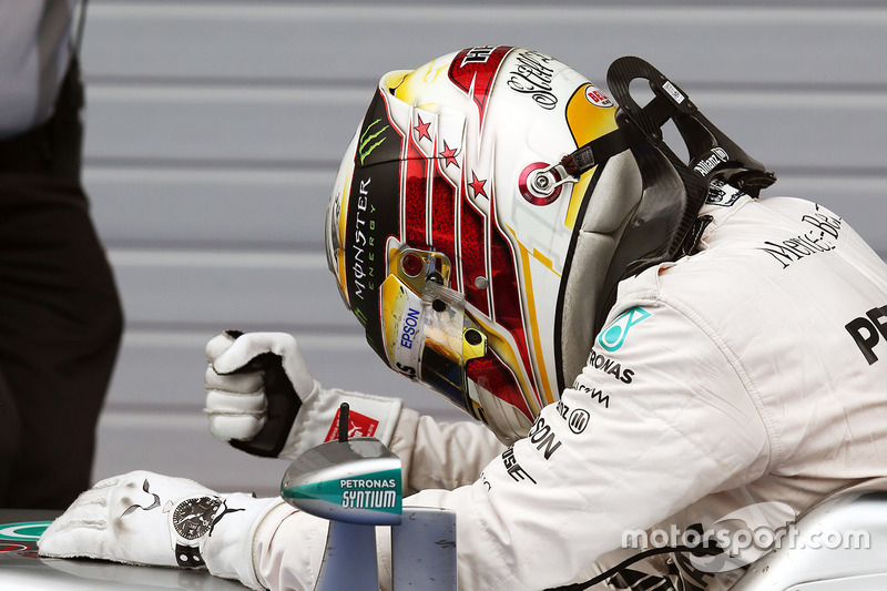 Ganador de la carrera Lewis Hamilton, híbrido de Mercedes AMG F1 W07 celebra enparc ferme