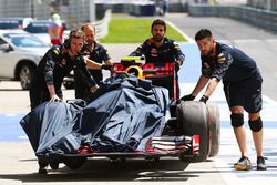 El Red Bull Racing RB12 de Max Verstappen, Red Bull Racing es llevado alos pits en la primera sesión